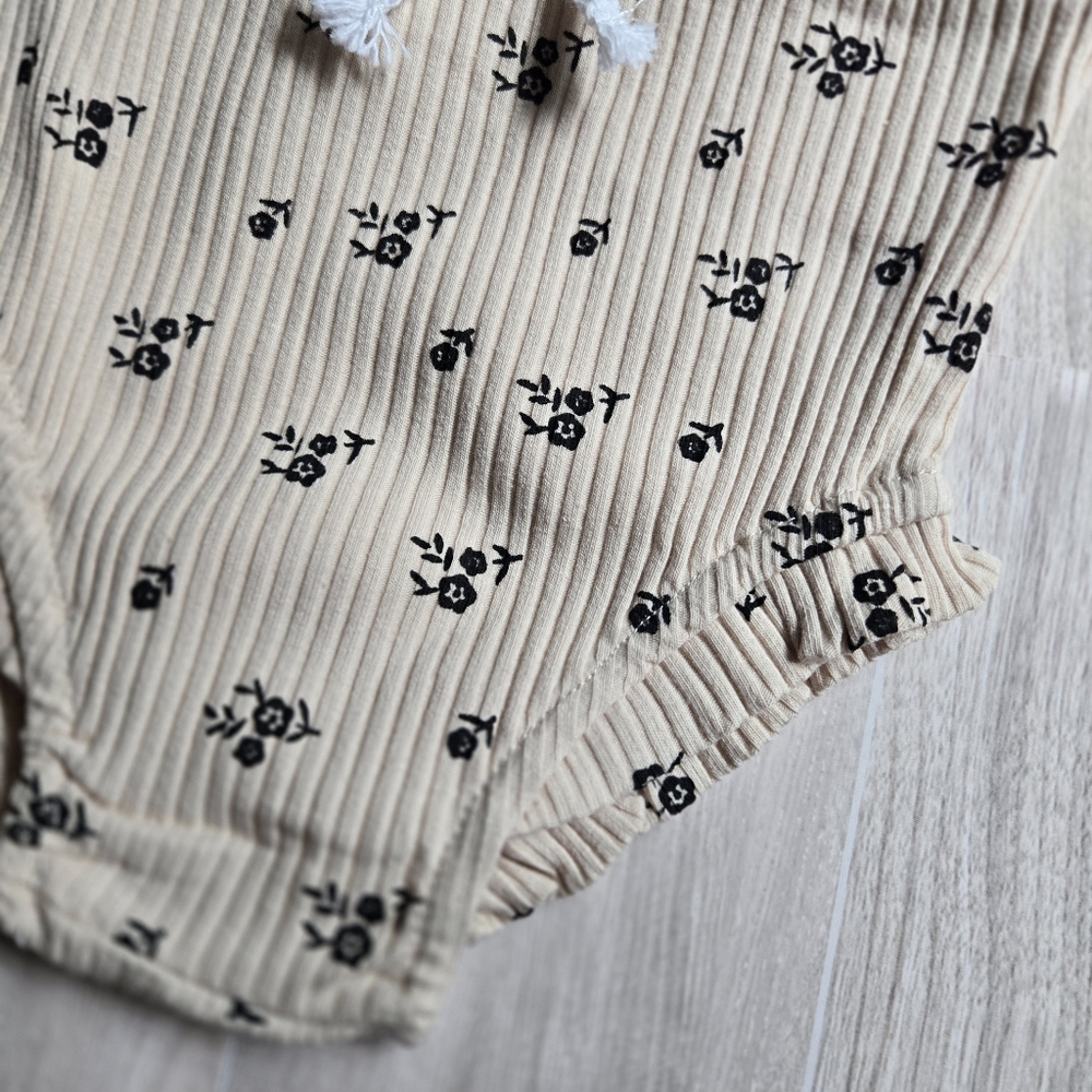 Baby Girl Ribbed Two-Piece Floral Set Neutral Bodysuit & Ruffle Bloomer Outfit - Picture 7 of 8
